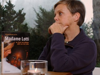 Lotti Latrous, Entwicklungshelferin