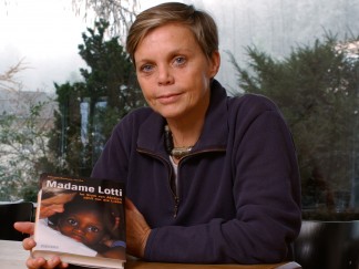 Lotti Latrous, Entwicklungshelferin